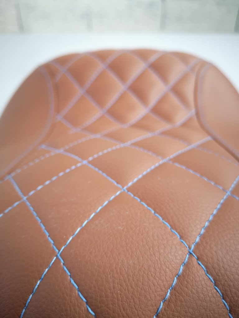 selle matelassure losanges bleus